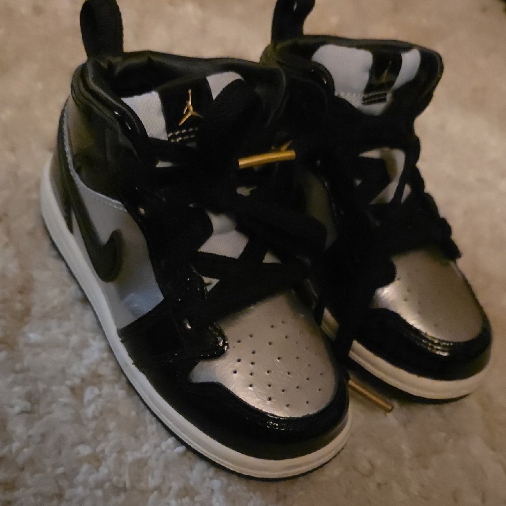 Nike Air Jordan Kids Black and Silver High-Top Sneakers 8C Toddlers ,Like New